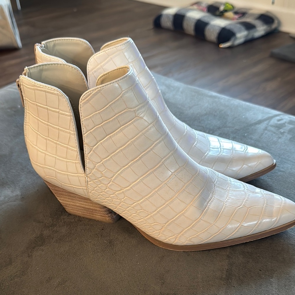 Shu shop Women's White Croc-Embossed Ankle Boots